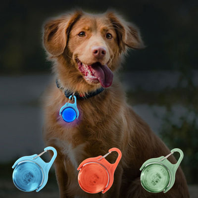 โลโก้ที่กําหนดเอง IPX8 กันน้ํา ปรับ Dog Light Up Tag สําหรับการเดินกลางคืน แสงสว่างสว่าง USB สามารถชาร์จใหม่